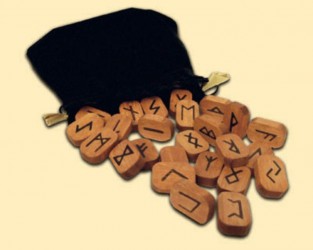 Houten runensymbolen (ca. 25 stuks)