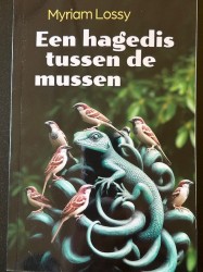 Een hagedis tussen de mussen