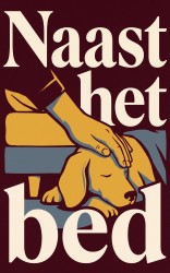 Naast het bed